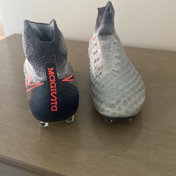 Nike Soccer Cleats - Picture 3 of 4